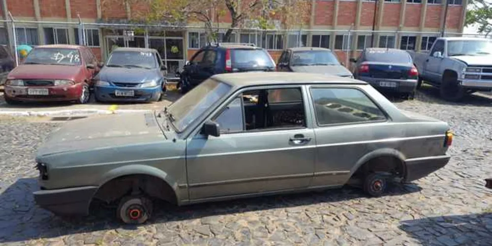Carro foi totalmente depenado pelos bandidos e até as rodas foram levadas
