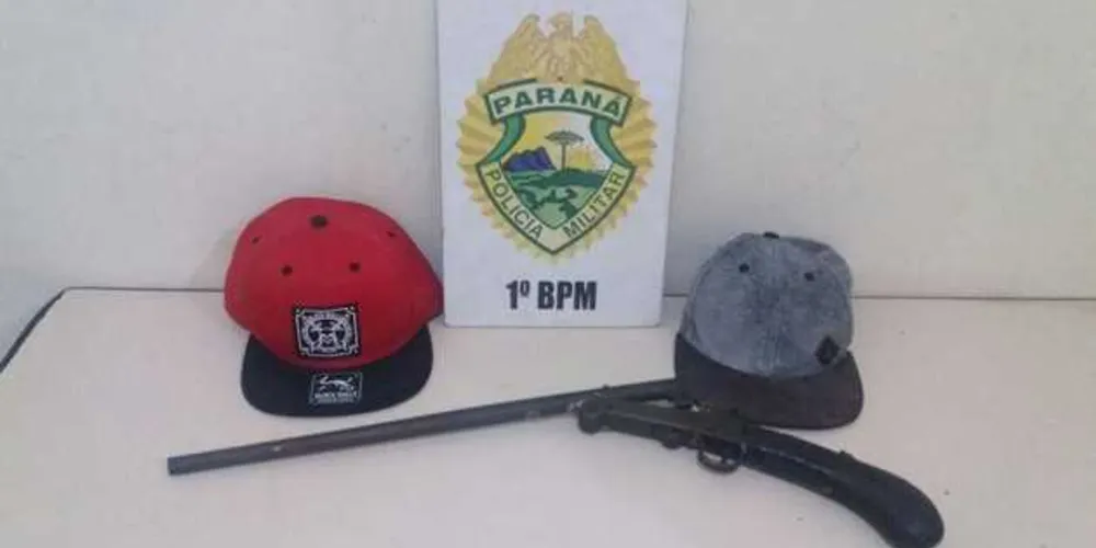 Um dos suspeitos estava com a espingarda usada no roubo do carro