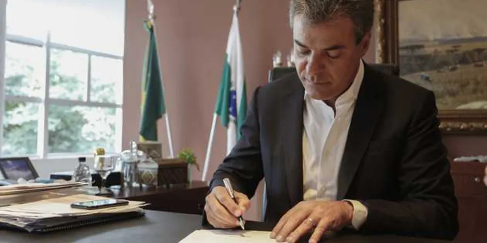 O governador Beto Richa sancionou a Lei Estadual 19.130, que institui o pagamento de diária por atividade extrajornada e aumenta o abono de permanência aos policias militares/Foto:Reprodução ANPr