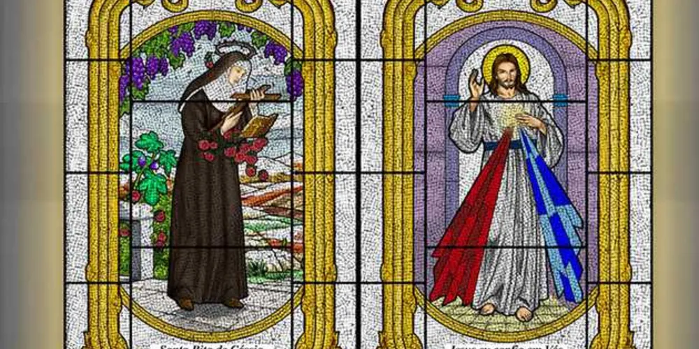 O vitral com a imagem da santa padroeira da paróquia e de Jesus Misericordioso chamam a atenção 