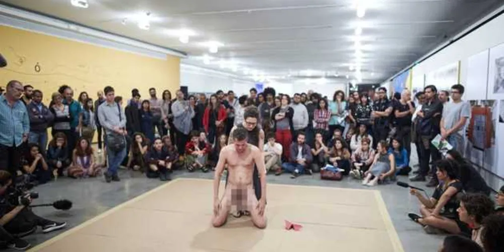 Imagem ilustrativa da imagem Em performance artística, criança interage com homem nu