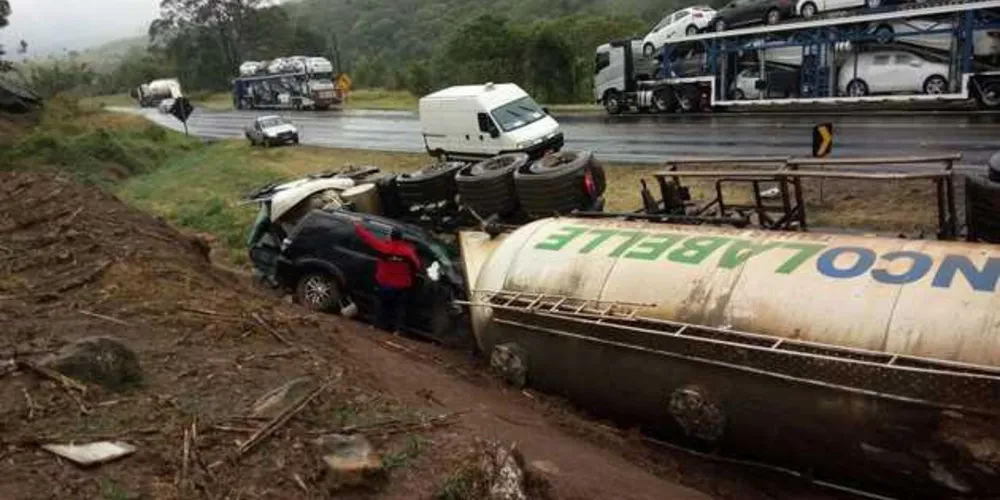 Ocorrência de trânsito envolveu uma carreta carregada com cimento e uma caminhonete Toyota Hilux