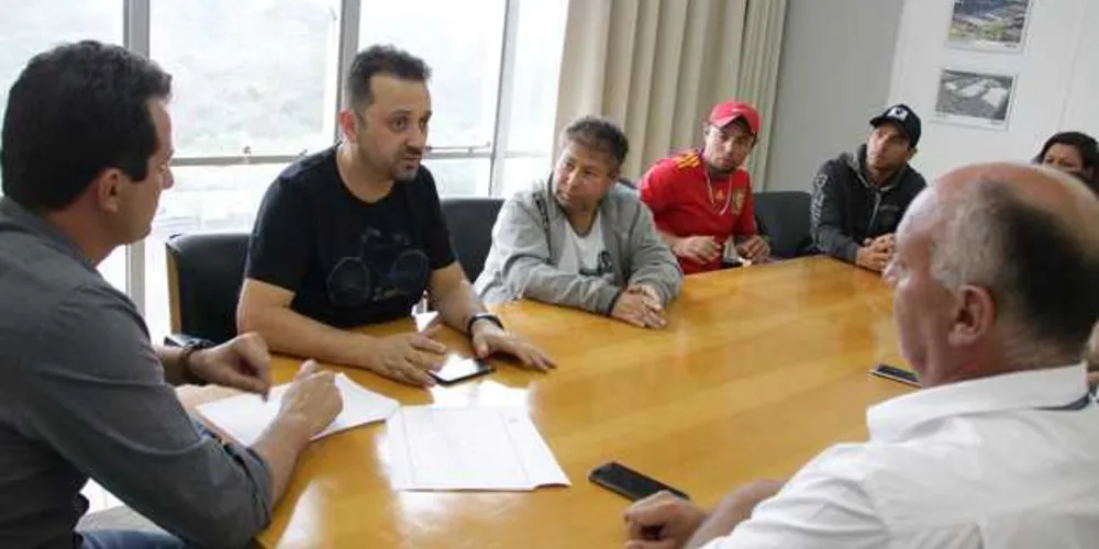 Imagem ilustrativa da imagem George acompanha ambulantes em reunião na Prefeitura de PG