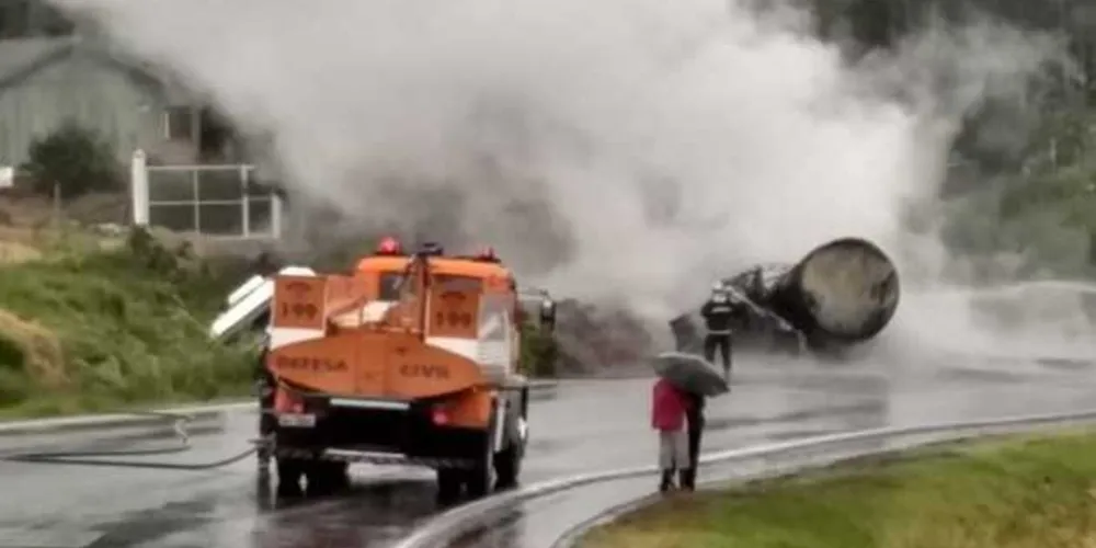 Imagem ilustrativa da imagem Caminhão pega fogo após tombar em Arapoti