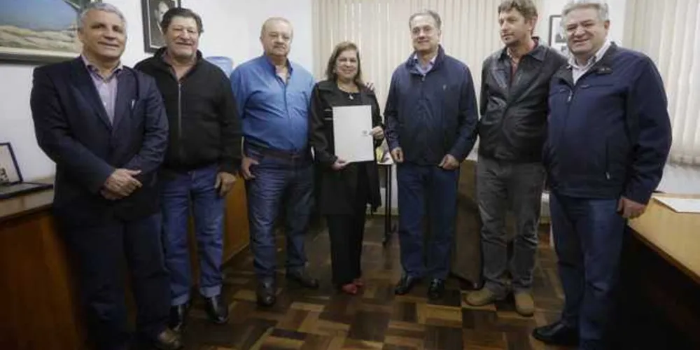 Imagem ilustrativa da imagem Plauto e prefeitos assinam autorização para licitações