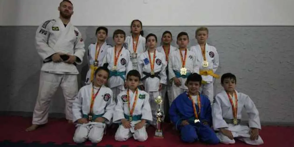 Imagem ilustrativa da imagem FFR Judô representa PG em torneio regional