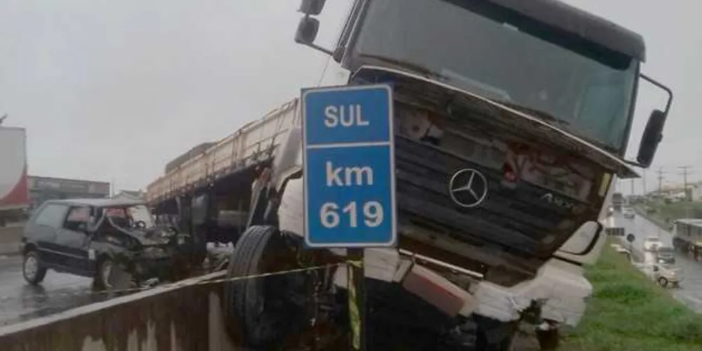 Uma carreta e três carros batem na BR-376, em São José dos Pinhais 