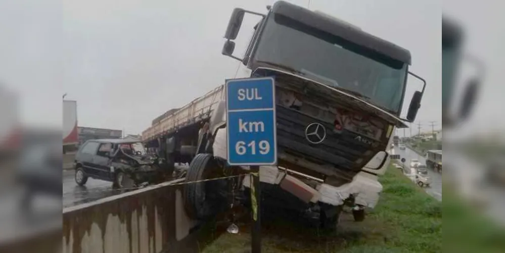 Uma carreta e três carros batem na BR-376, em São José dos Pinhais 