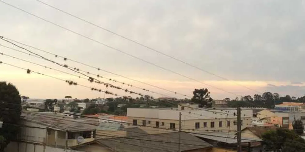 Registro feito no final de domingo (01), em Ponta Grossa, no bairro de Oficinas
