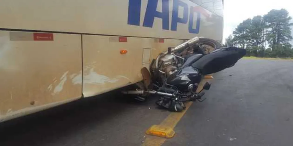 Imagem ilustrativa da imagem Moto fica presa embaixo de ônibus após acidente