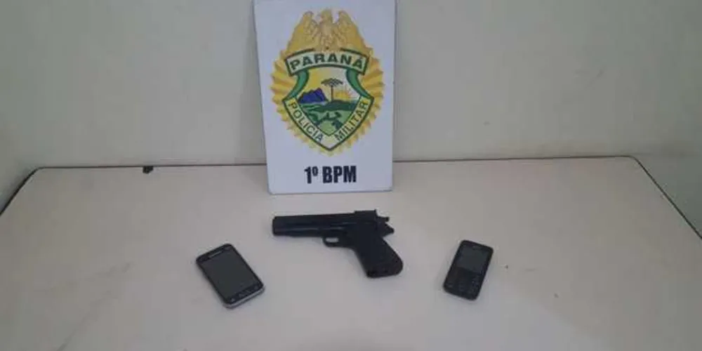 Arma de brinquedo e celulares dos suspeitos foram apreendidos pela PM