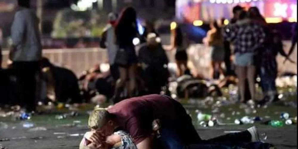 Homem abraçando mulher ferida no atentado/Foto: Divulgação Getty Images