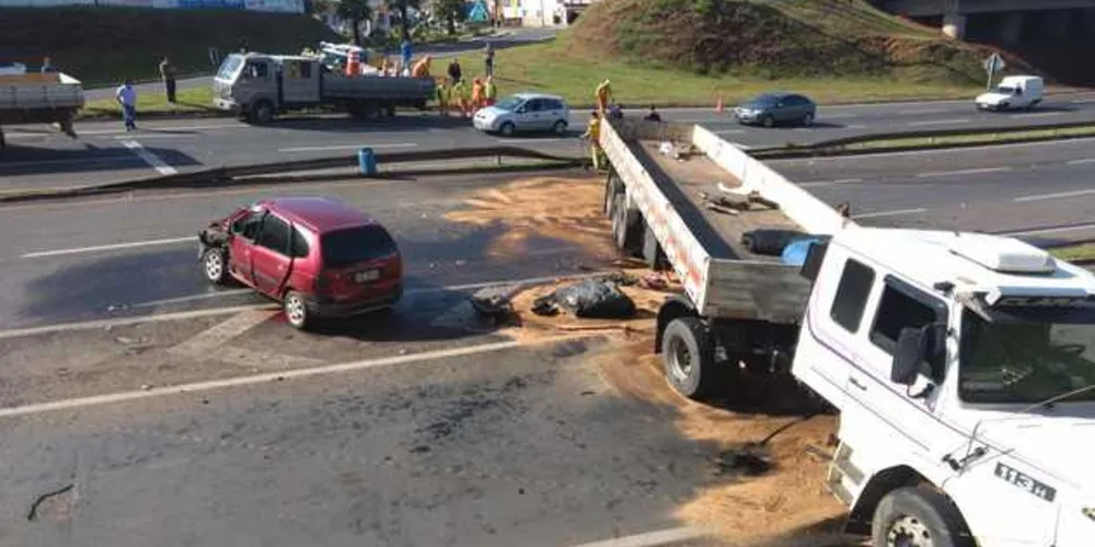 Carro e caminhão bateram na PRc-373, perto do acesso à Avenida Souza Naves
