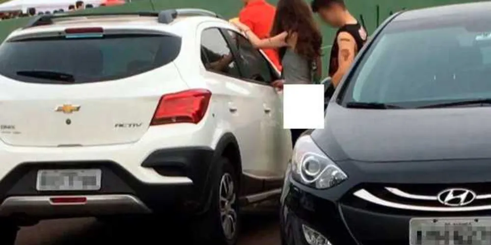 Imagem ilustrativa da imagem Casal é flagrado fazendo sexo em pátio de ginásio