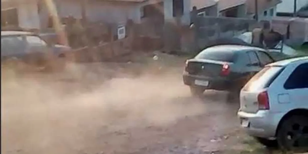 O pó é um dos agravantes da ausência de pavimentação que causa vários transtornos aos moradores