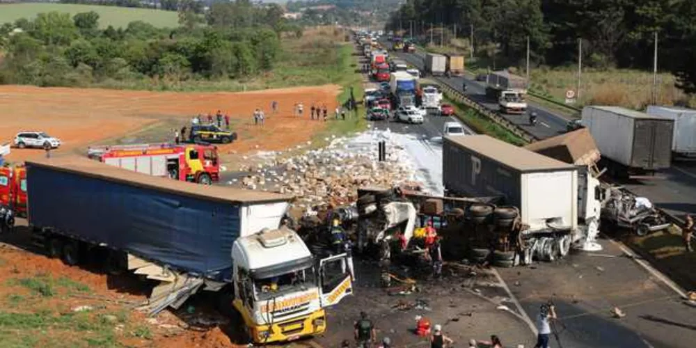 Morre caminhoneiro que invadiu pista contrária da BR-376