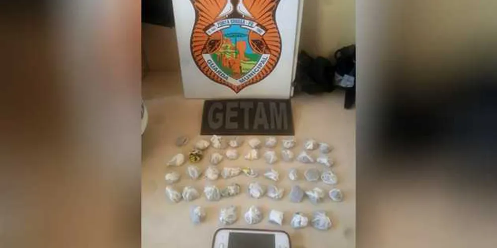 Drogas foram encontradas em sacola que suspeitos tentaram esconder em matagal