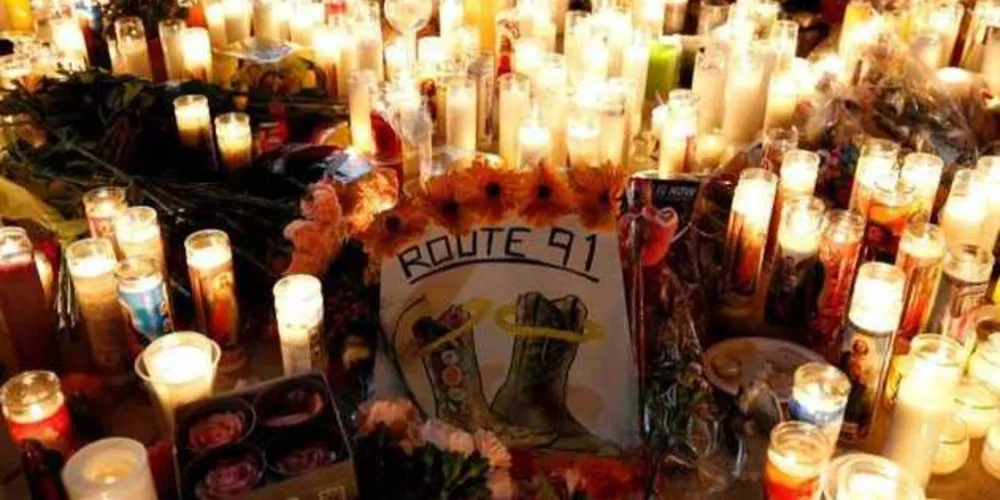  Pessoas levam velas, flores e homenagens para as vitimas no local do festival de música country 'Route 91 Harvest' após o massacre, em Las Vegas, Nevada/Foto: Divulgação Reuters