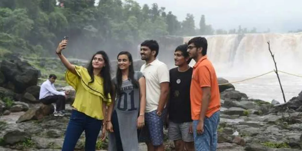 Turistas tiram selfie nos arredores de Saputara, Índia/Foto: Divulgação