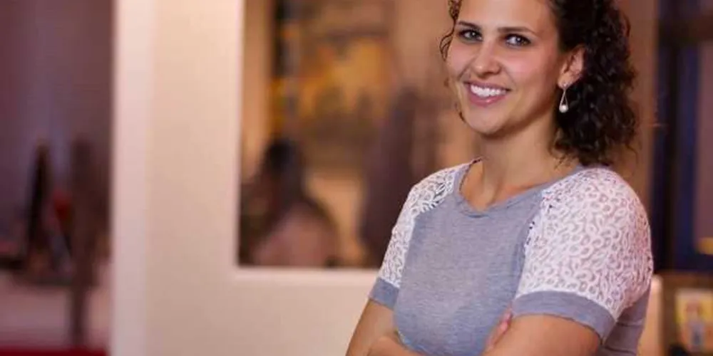 DIA DE FESTA - A publicitária Flavia Moro Barros recebe os cumprimentos nesta quinta feira (5) por mais um ano de vida. Junto do marido Rafael Zen, a dupla dirige a Porto Bureau, uma das mais requisitadas agências de publicidade da cidade e região. Flavia, formada na Escola Superior de Propaganda e Marketing (Espm), é uma das mais competentes profissionais do mercado e carrega o DNA familiar da inovação e da criatividade. Da coluna RC os votos de muitas alegrias.