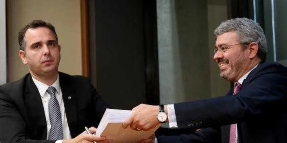 O presidente da CCJ, Rodrigo Pacheco, recebe de Eduardo Carnelós a defesa de Temer/Foto: Divulgação Agência Brasil