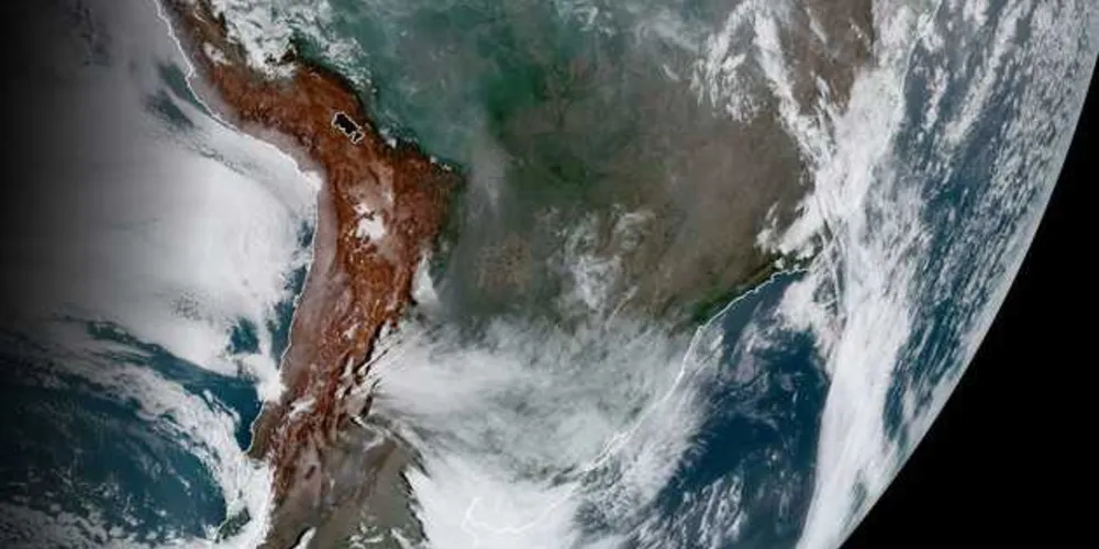 Imagem de satélite do Brasil tirada esta manhã, mostrando o avanço de uma frente fria na região da Argentina/Foto: NOAA's GOES-16