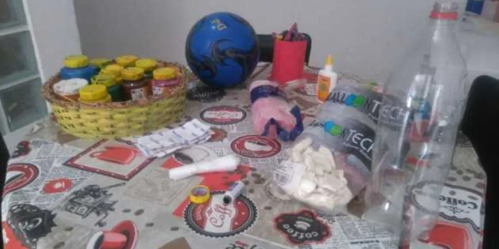 Professora  arrecada materiais que serão usados na confecção dos brinquedos