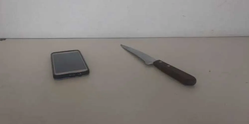 Faca e celular foram levados para averiguação na 13ª SDP.