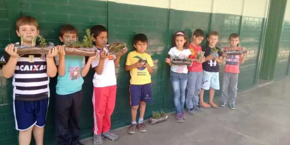 Alunos com suas mudas