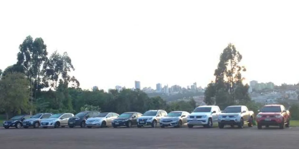 Veículos foram encontrados após denúncias de clonagem de carros na cidade