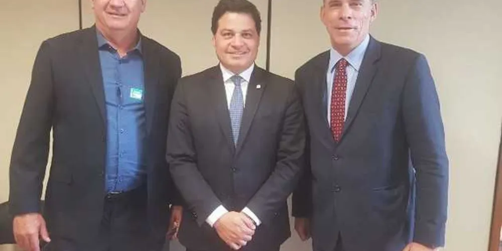 Prefeito José Sloboda e deputado Sandro Alex reunidos com Leandro Guerra, diretor de relações institucionais da Tim, para solicitação do sinal 4G/Foto: Divulgação Assessoria 