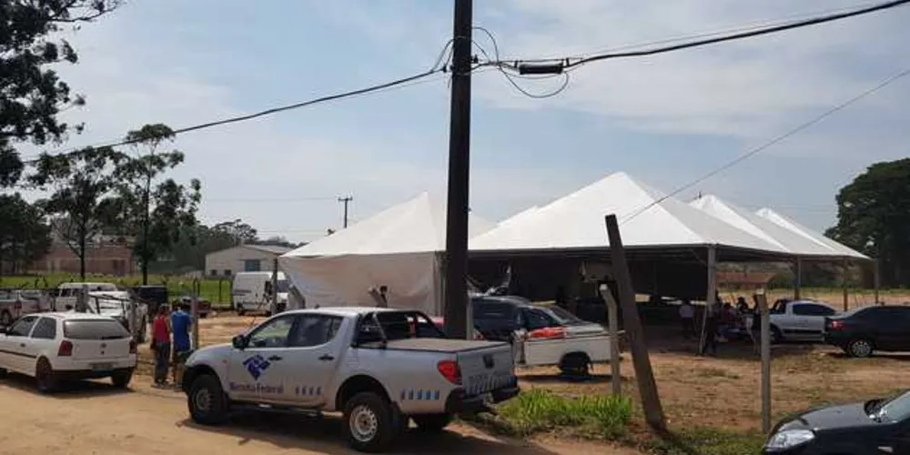 Calçados e roupas foram apreendidas em feira popular