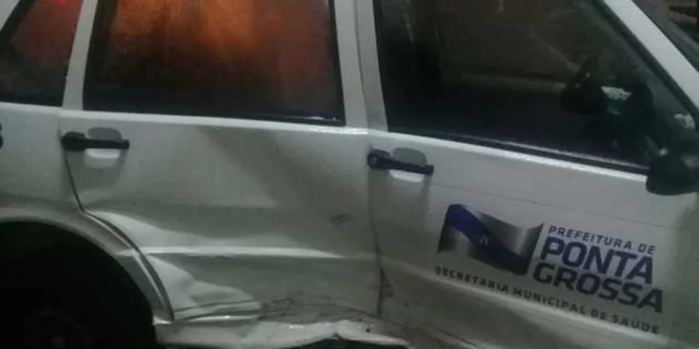 Imagem ilustrativa da imagem Motorista fura sinal, bate em carro da prefeitura e foge