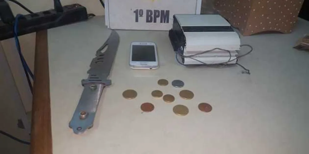 Faca, dinheiro, celular e um módulo de carro foram encontrados com os suspeitos.