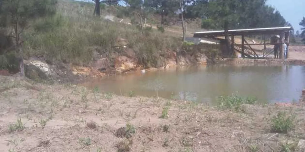 Morador estava construindo barracão nas margens de rio