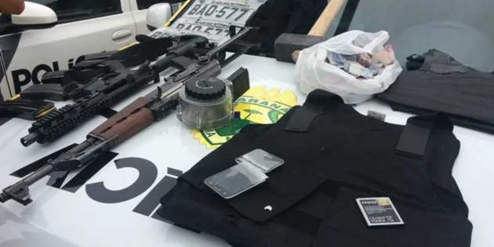 Além de submetralhadoras, suspeito possuía dois coletes balísticos no carro e dinheiro picado