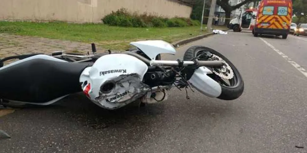 Imagem ilustrativa da imagem Casal morre após moto perder controle e atingir poste