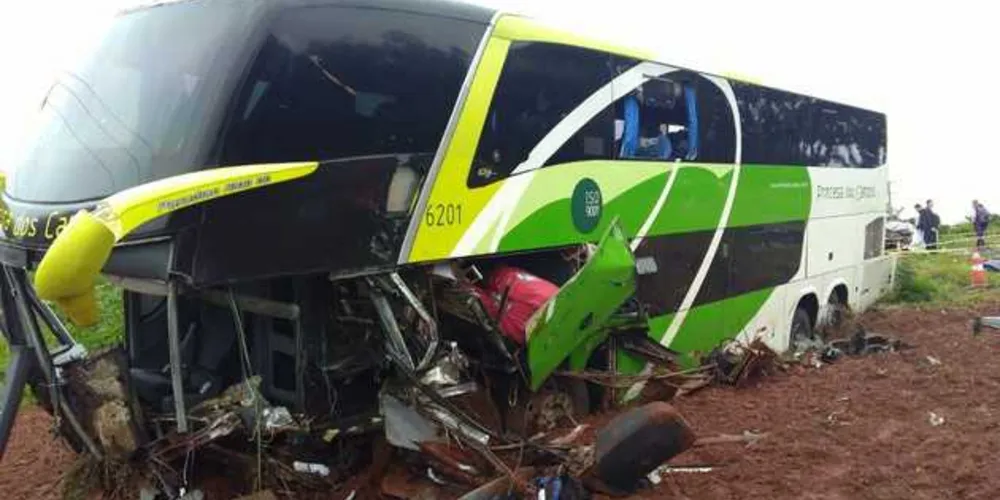 Motorista do ônibus morreu na hora e três passageiros tiveram lesões leves