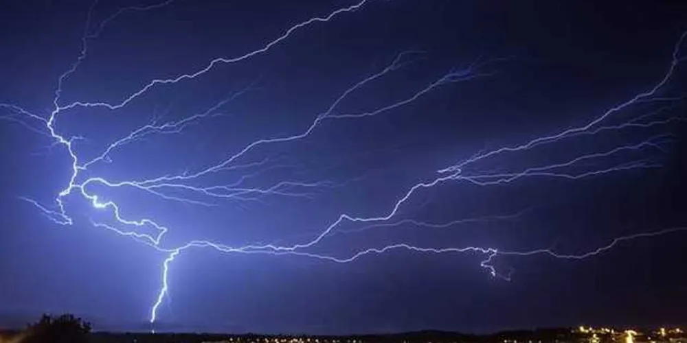 O raio ascendente é considerado um tipo raro de descarga atmosférica: Foto: Reprodução Fernanda Trento