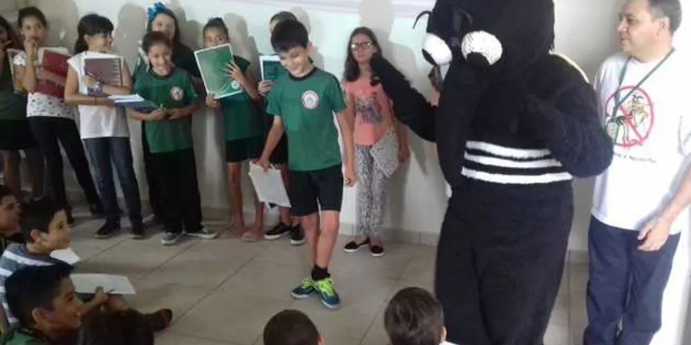 Alunos entrevistando agente de saúde