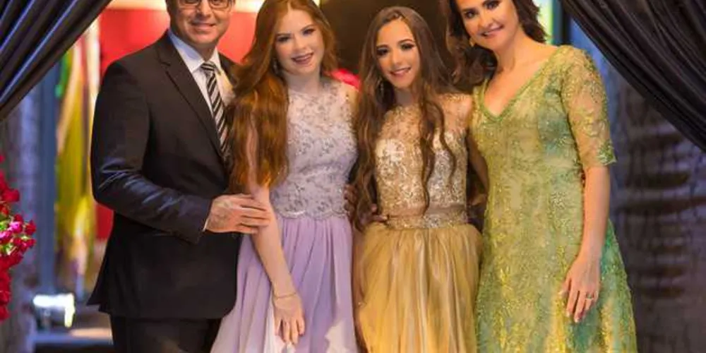 15 ANOS – A última sexta feira (6), sem medo de errar ficará assinalada na agenda dos eventos inesquecíveis de nossa cidade. O casal João Paulo e Cynthia Nascimento, brindou a chegada dos 15 anos de suas filhas Bruna e Paula, em grande estilo. A festa pensada e elaborada pela Soul Eventos, encantou a todos pelo estilo moderno e sofisticado, dando uma nova roupagem para a Mooki Club.  