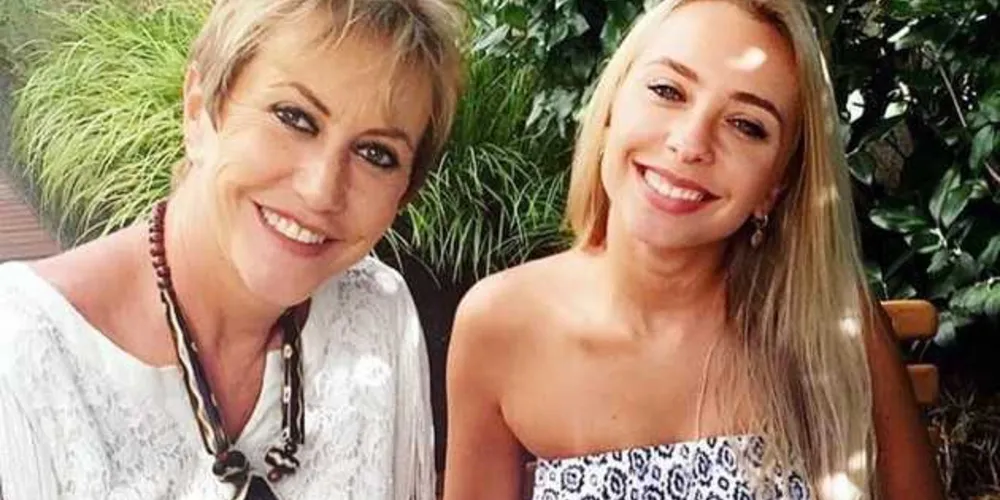 NIVER - Fabiana Overcenko, na intimidade familiar comemorou na última segunda feira (9) a estréia de nova idade. Fabiana que responde pela Revista “Fabiana por Elas” que vem se destacando na mídia princesina. Na foto Fabiana com a filha Vitória Overcenko. Da coluna RC os votos de sucesso e alegrias.