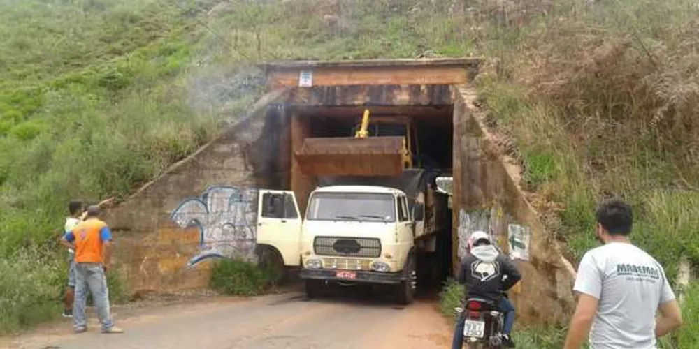 Caminhão entala em viaduto de Ponta Grosa e imagem viraliza