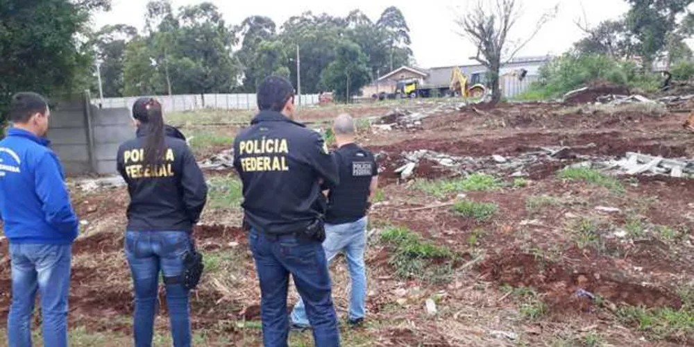 Polícia Federal realiza operação para derrubar muros construídos em área invadida