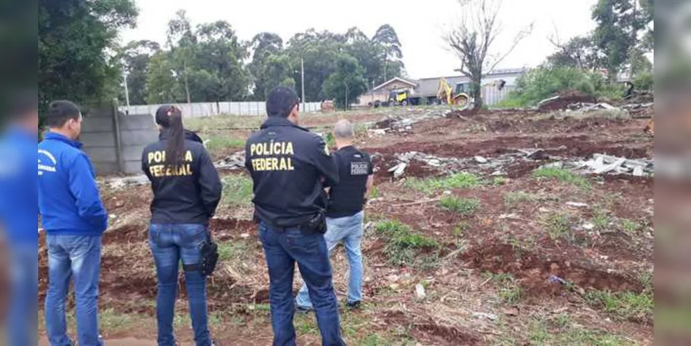 Polícia Federal realiza operação para derrubar muros construídos em área invadida