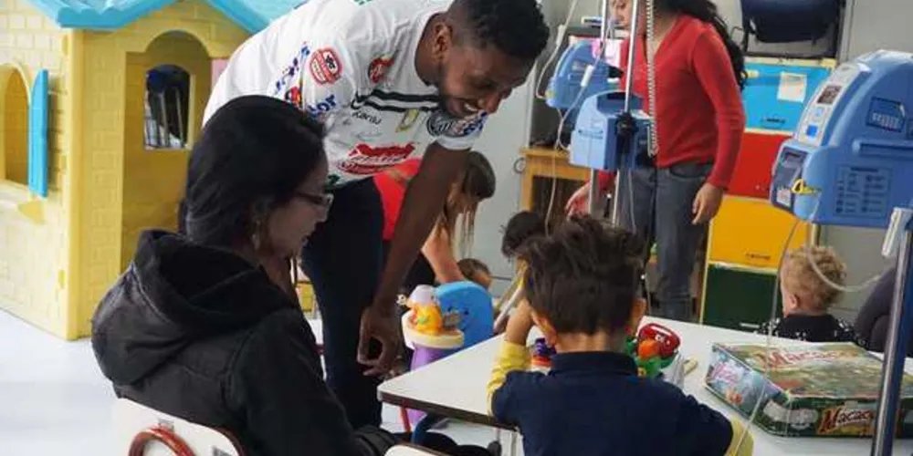 Peixoto e Chicão conversaram com as crianças internadas