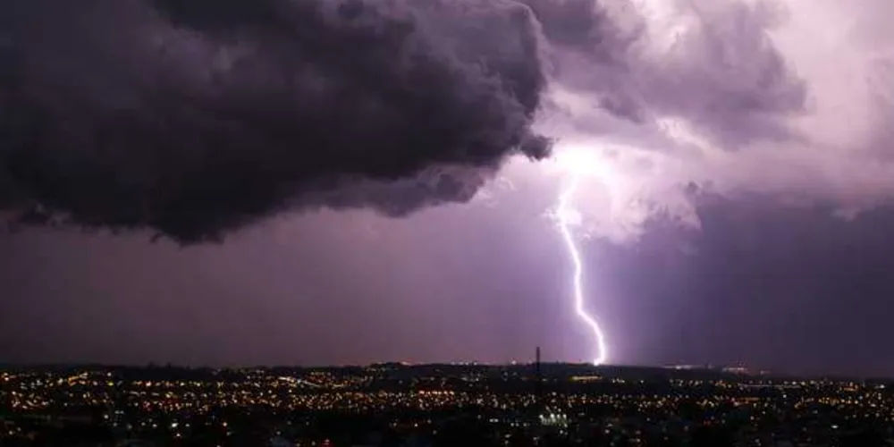 A Coordenadoria Estadual de Proteção e Defesa Civil irá enviar a partir desta segunda-feira (16) alertas de eventos meteorológicos severos por mensagens de texto (SMS) a todos os 399 municípios paranaenses/Foto: José Fernando Ogura/Reprodução Agência de Notícias do Paraná