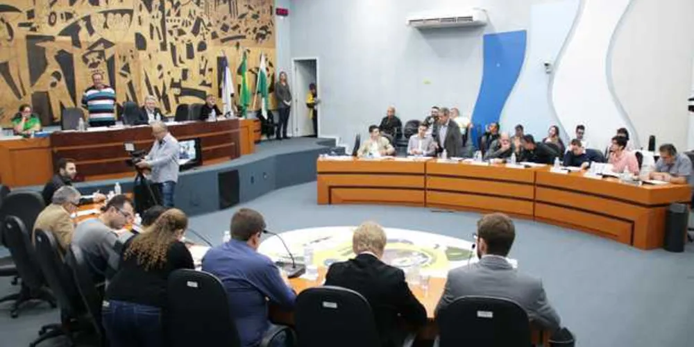 Vereadores questionam legalidade de projeto de Passos