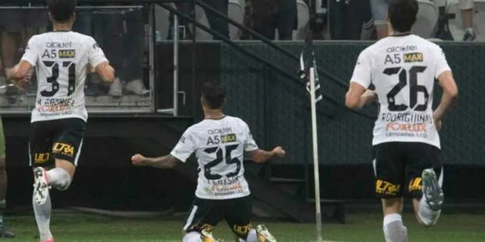 Jô e Clayson marcaram os gols da vitória do Timão nesta quarta-feira