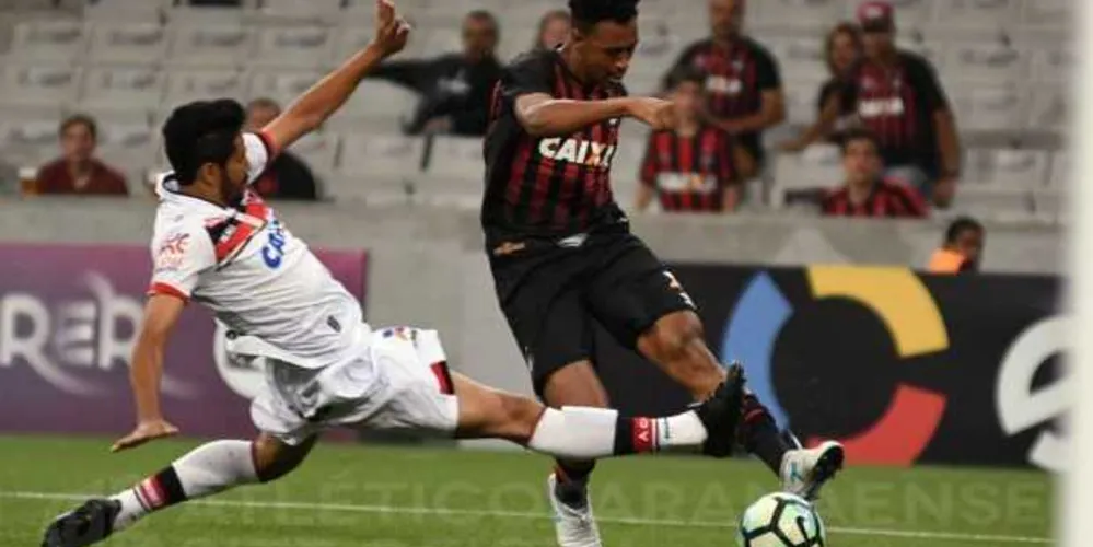 Em Curitiba, Atlético-PR chegou a virar o placar, mas deixou goianos empatarem a partida no fim do jogo